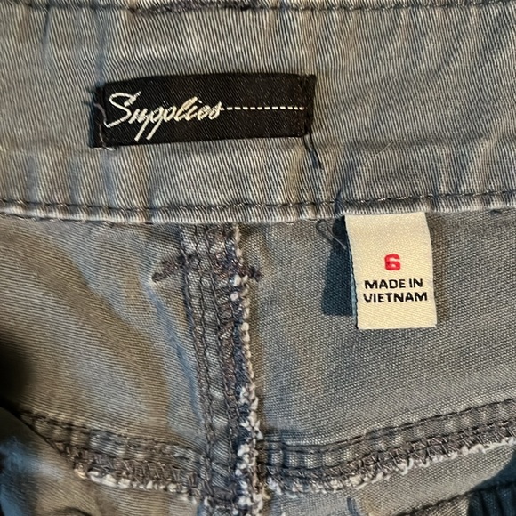 Women’s Shorts - Picture 3 of 6